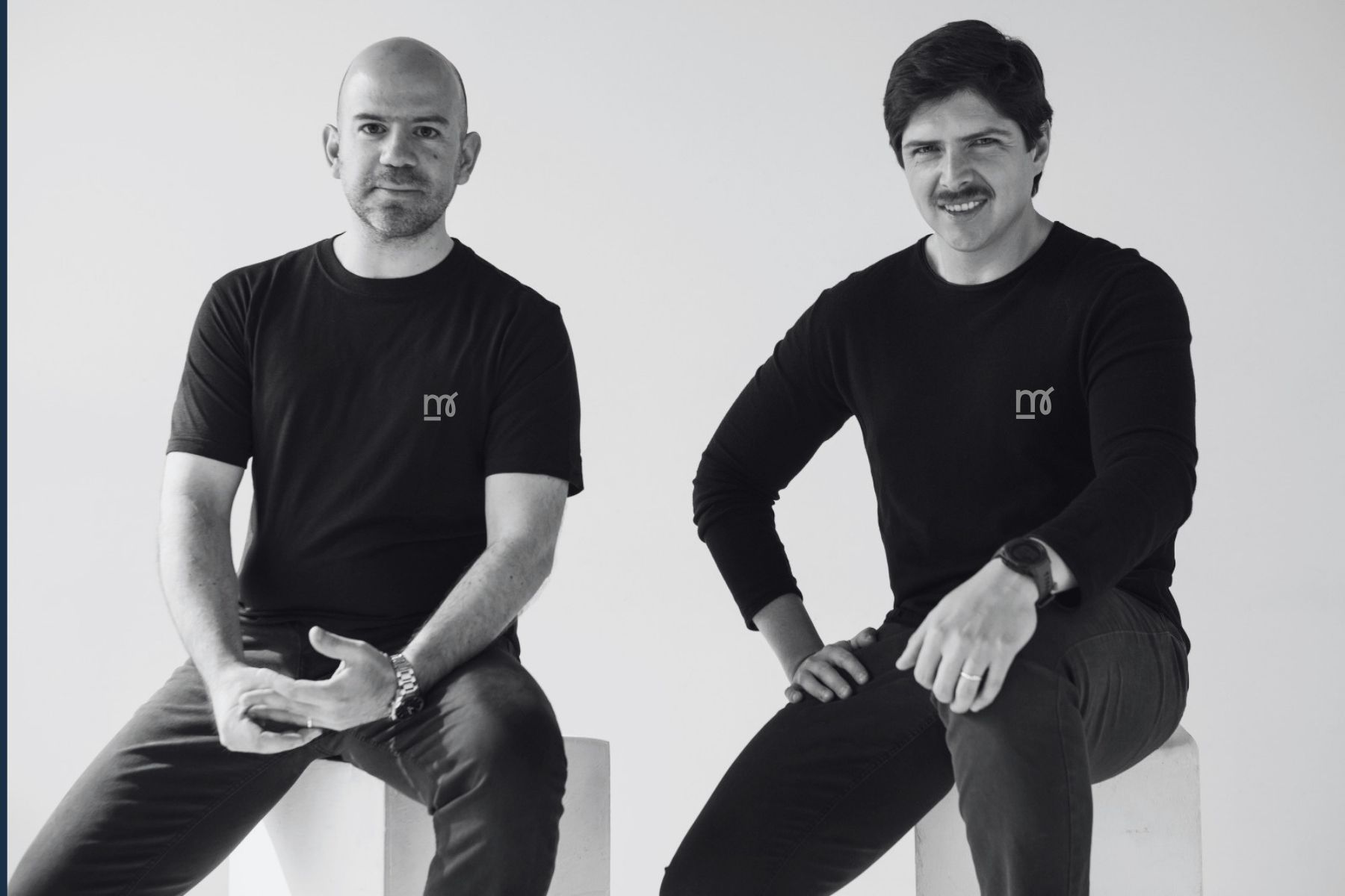 Álvaro y Emilio, fundadores de Markip, sentados en el estudio