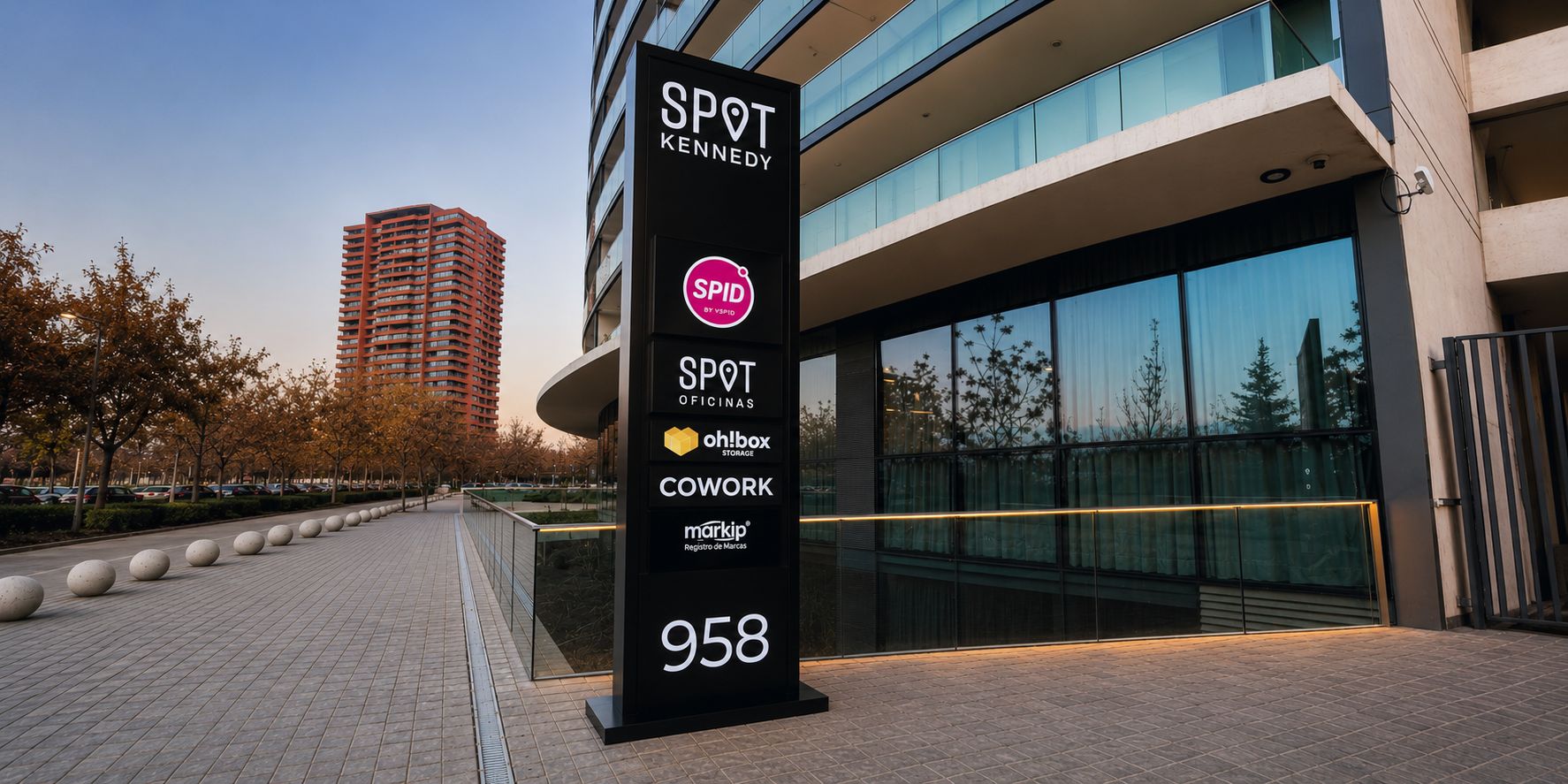 Tótem del edificio en Av. Manquehue Norte 958, piso -1, oficina 17, Las Condes, con el logo de Markip